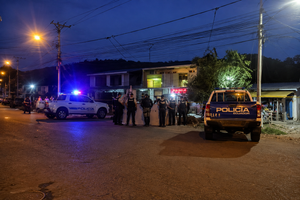 La Policía Nacional investiga el origen de un panfleto amenazante firmado por “El Justiciero”, encontrado junto al cuerpo de Nixon David Borbor Mina, de 31 años, quien fue asesinado la tarde del martes 18 de agosto de 2026 frente a una institución educativa del sector Playa Prieta, en la parroquia Riochico, Portoviejo, provincia de Manabí.