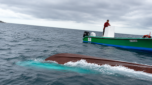 Una embarcación pesquera, Capitán Freud, volcó tras ser impactada por la lancha de pasajeros Queen Arlette en La Viuda, cerca de Puerto Villamil, isla Isabela (Galápagos).