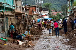Al menos seis personas desaparecidas y más de 150 viviendas afectadas dejaron las muy fuertes lluvias del sábado en Caracas y dos estados de Venezuela, con desbordamiento de quebradas e inundaciones, informaron este domingo autoridades.