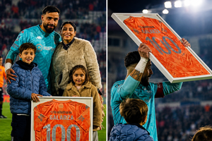 En la previa del encuentro entre Huracán y Deportivo Riestra por el Torneo Clausura 2026, el Club Atlético Huracán homenajeó a su arquero Hernán Galíndez por alcanzar los 100 partidos defendiendo los colores del Globo.