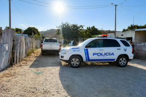 El cadáver de un hombre con heridas de bala fue hallado a las 16h30 del lunes 24 de agosto de 2026 en la comunidad rural San Juan, cantón Manta, provincia de Manabí.