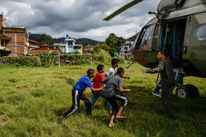 Una niña de seis años fue rescatada con vida este sábado en Timure, en el norte de Nepal, después de permanecer casi 60 horas atrapada bajo los restos arrastrados por una riada.